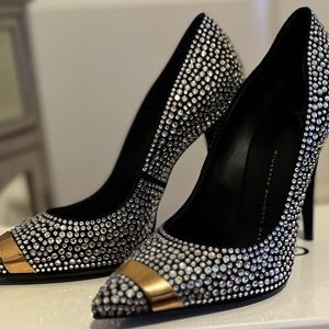 Gorgeous Giuseppe Zanotti stiletto heel pump embellished w/crystals & gold tip